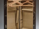 une valise contenant un cintre et un porte-manteau