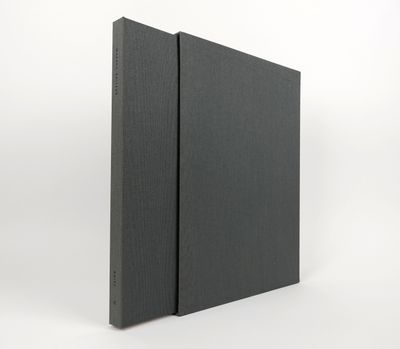 un gros plan d'un livre noir sur fond blanc