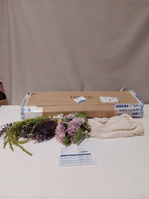 une table sur laquelle se trouvent un bouquet de fleurs et une boîte