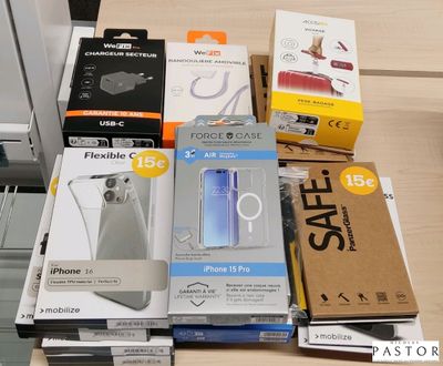 beaucoup de boîtes posées sur la table, chacune contenant un téléphone