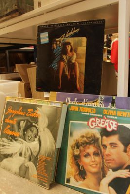 beaucoup de disques vinyles sur le comptoir du magasin