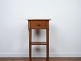 l'image d'une petite table en bois surmontée d'un tiroir