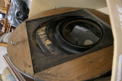 une photo d'une vieille machine à laver dans un carton