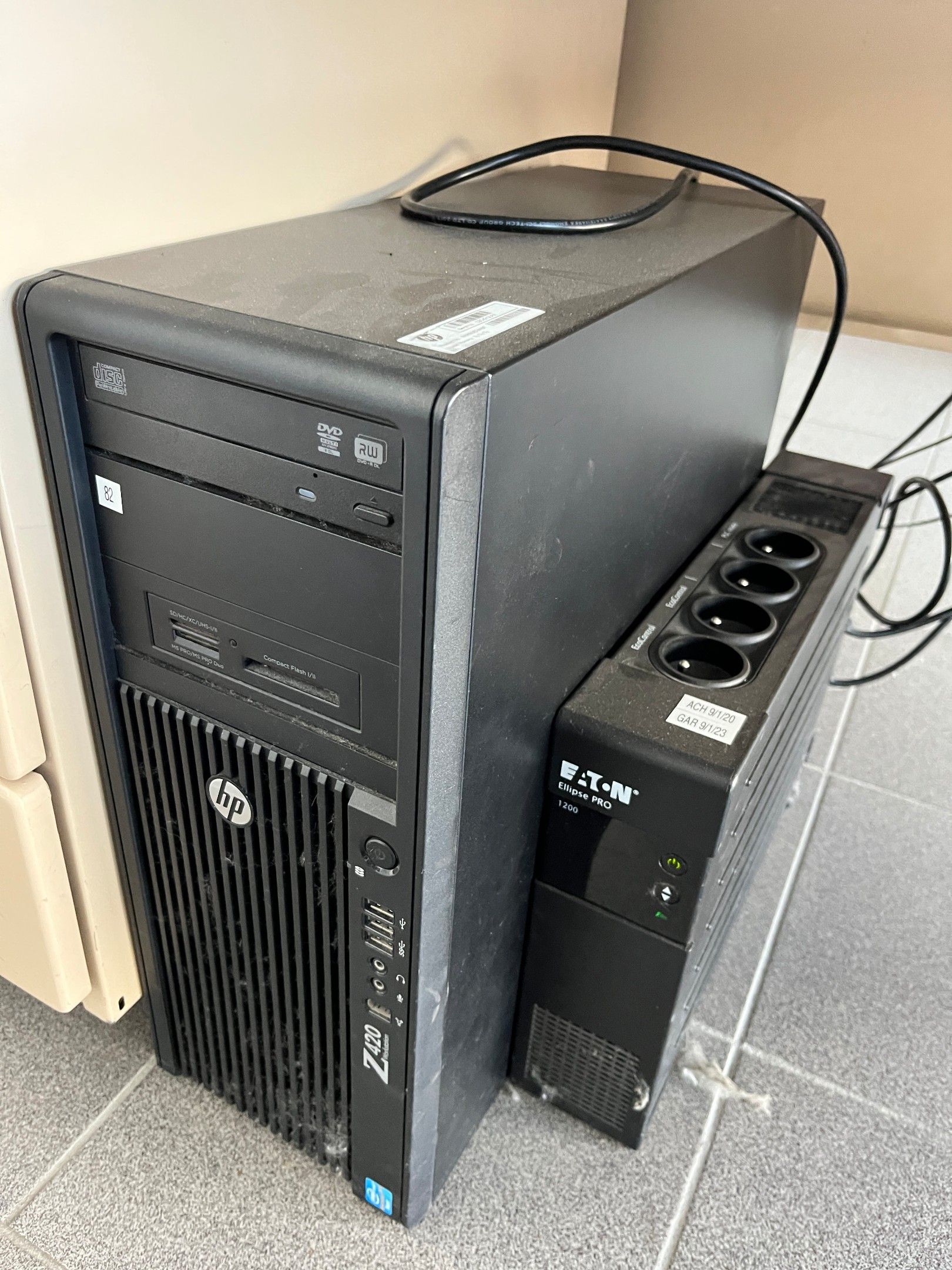 un ordinateur HP avec deux écrans PHILIPS sur bras articulé