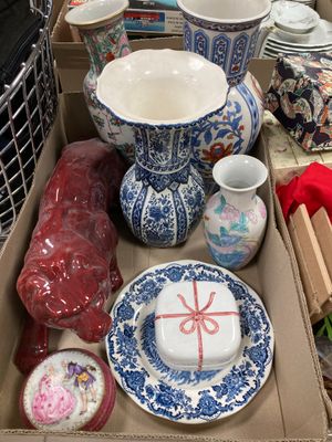 une boîte remplie de vases et d'assiettes de toutes sortes