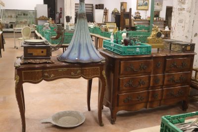 une pièce remplie de meubles anciens