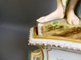 une figurine représentant une femme debout sur une table