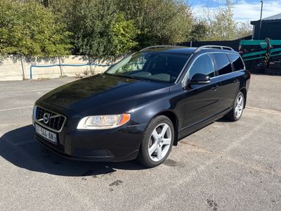 une photo d'un break Volvo noir garé sur un parking