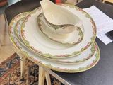 une pile d'assiettes posée sur une table dans une pièce