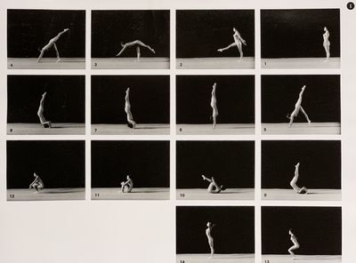 photographie en noir et blanc tirée d'une série de clichés représentant une femme prenant différentes poses