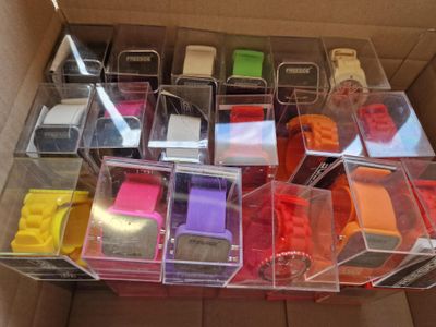 une boîte contenant de nombreux modèles différents de téléphones portables