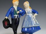 une figurine représentant un homme et une femme se tenant la main