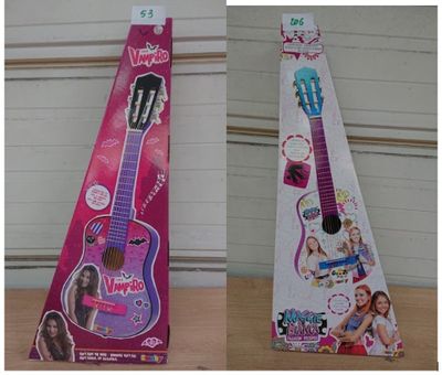 deux photos d'une guitare rose et d'une guitare violette