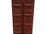 Les deux livres sont posés l'un sur l'autre sur une surface blanche.