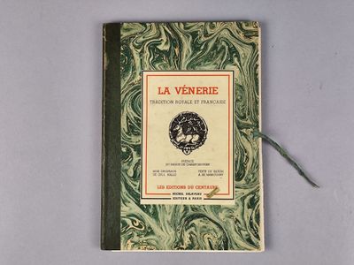 un vieux livre à la couverture verte posé sur une table