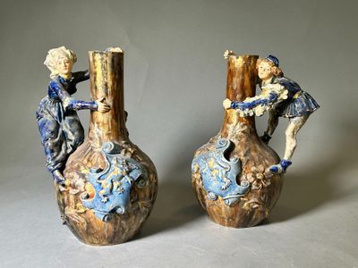 deux vases ornés de personnages, posés sur une table