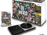 Devant la console Nintendo Wii se trouve une manette « DJ Hero ».