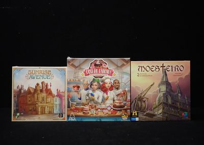 trois jeux de société exposés sur une table