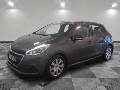 la voiture grise est garée dans le garage sur un sol en damier