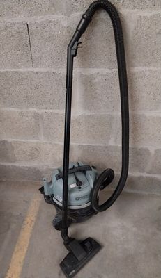 a vacuum that is sitting on the ground next to a wall