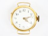 une image montrant un gros plan d'une horloge dorée sur fond blanc