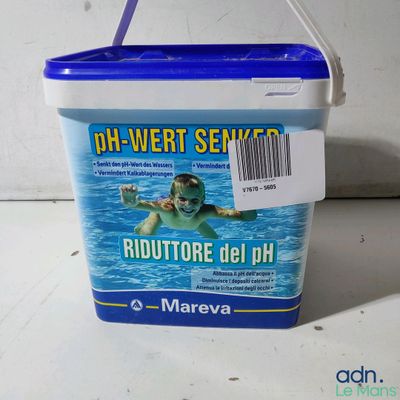 un seau en plastique muni d'un couvercle bleu et d'une étiquette