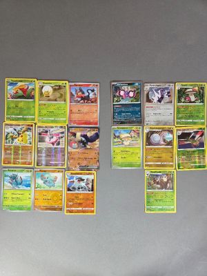 de nombreuses cartes Pokémon disposées sur le mur