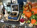 une vitrine en verre sur laquelle sont disposés divers objets décoratifs