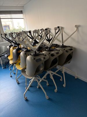 le nombre de chaises alignées dans une pièce