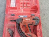 une caisse à outils rouge avec des outils sur le sol
