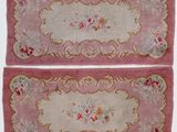 une paire de tapis roses ornés de motifs floraux