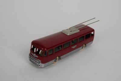 un bus rouge posé sur une surface blanche
