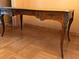 un bureau sur lequel est posé un miroir, dans une pièce
