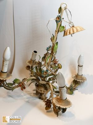 une lampe posée sur une table à côté d'une lampe