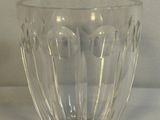 un saladier en verre transparent orné d'un motif