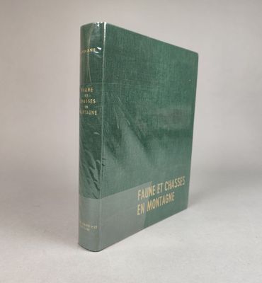 Le livre est vert et comporte des lettres dorées.