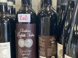 plusieurs bouteilles de vin sont alignées sur un comptoir