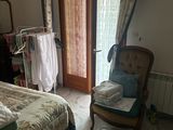 un lit et une chaise dans une pièce dotée d'une porte-fenêtre coulissante