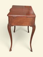 Table coiffeuse en bois teinté façon acajou. (photo 5)