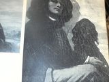 deux photos en noir et blanc représentant une femme et un chien