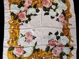 une image représentant une écharpe à fleurs blanches et roses sur fond noir