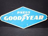 un panneau bleu et blanc sur lequel est inscrit « Pneus Good Year »