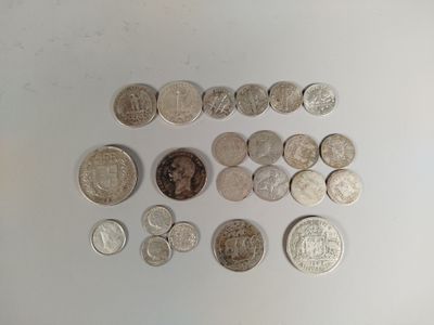 plusieurs pièces de monnaie sont disposées en ligne sur une surface blanche