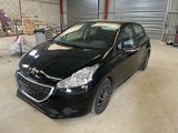la photo d'une voiture noire garée dans un garage