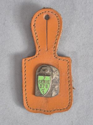 un porte-clés en cuir orné d'un insigne