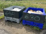 deux poubelles posées au bord de la route