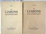 Deux livres sont posés sur une table, avec des étiquettes dessus.