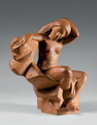 une image représentant une sculpture d'une femme assise sur un rocher