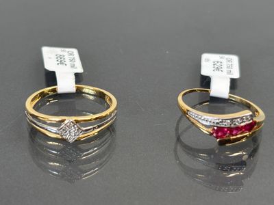 deux bagues en or ornées de diamants et d'une pierre rouge sur un fond noir