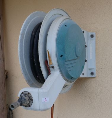 une photo d'un enrouleur de tuyau fixé au mur